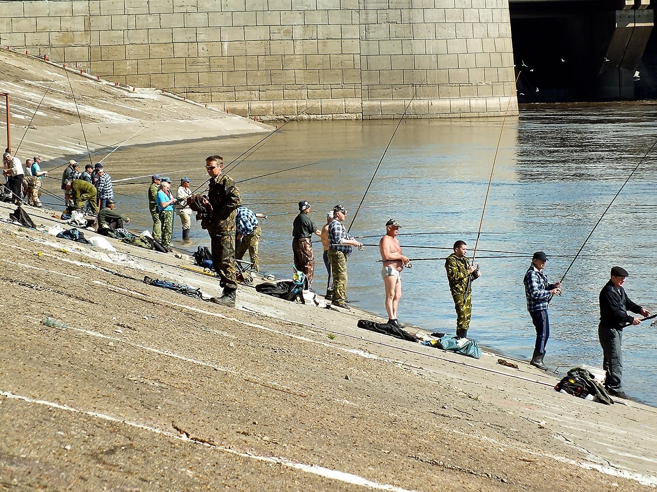 Fishing at KamGes. Beautiful weather leaves some fishermen no chance to stay dressed. - Hydroelectric power station, Permian, Fishermen, Fishing