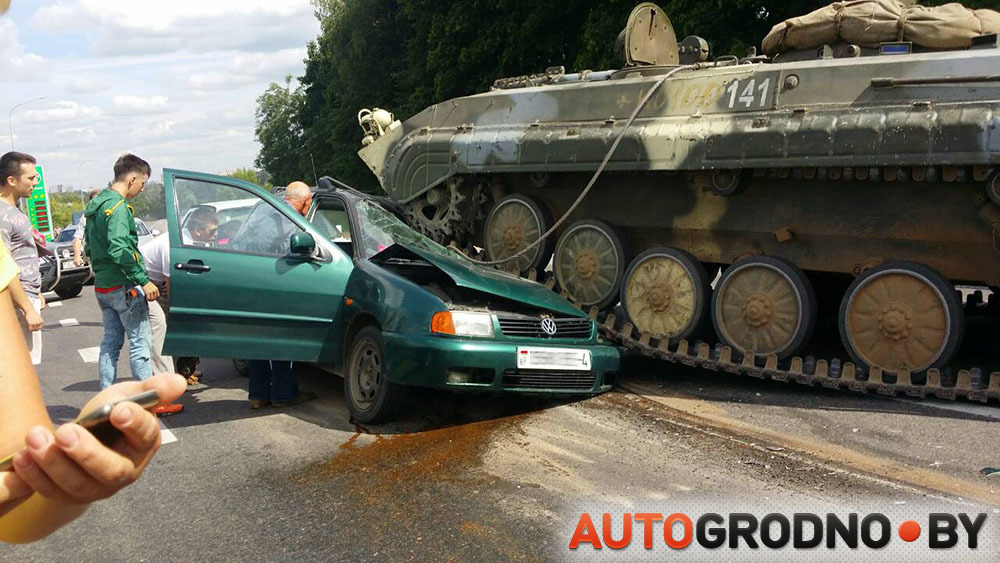 БМП раздавила легковой автомобиль на выезде из Гродно - Республика Беларусь, Гродно, Бмп, ДТП, Видео, Длиннопост, Гифка