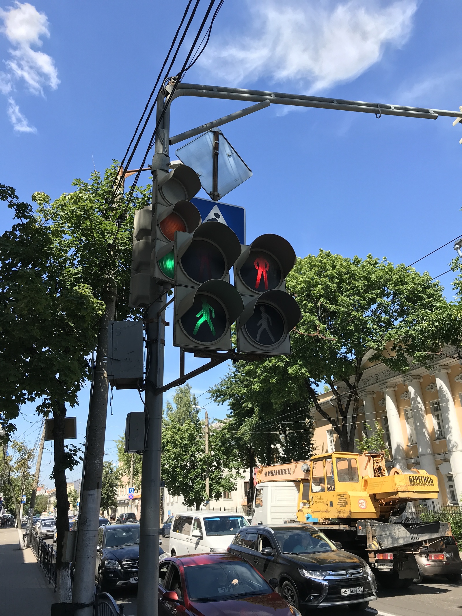 Half goes, half stands - My, The photo, Traffic lights, Kaluga