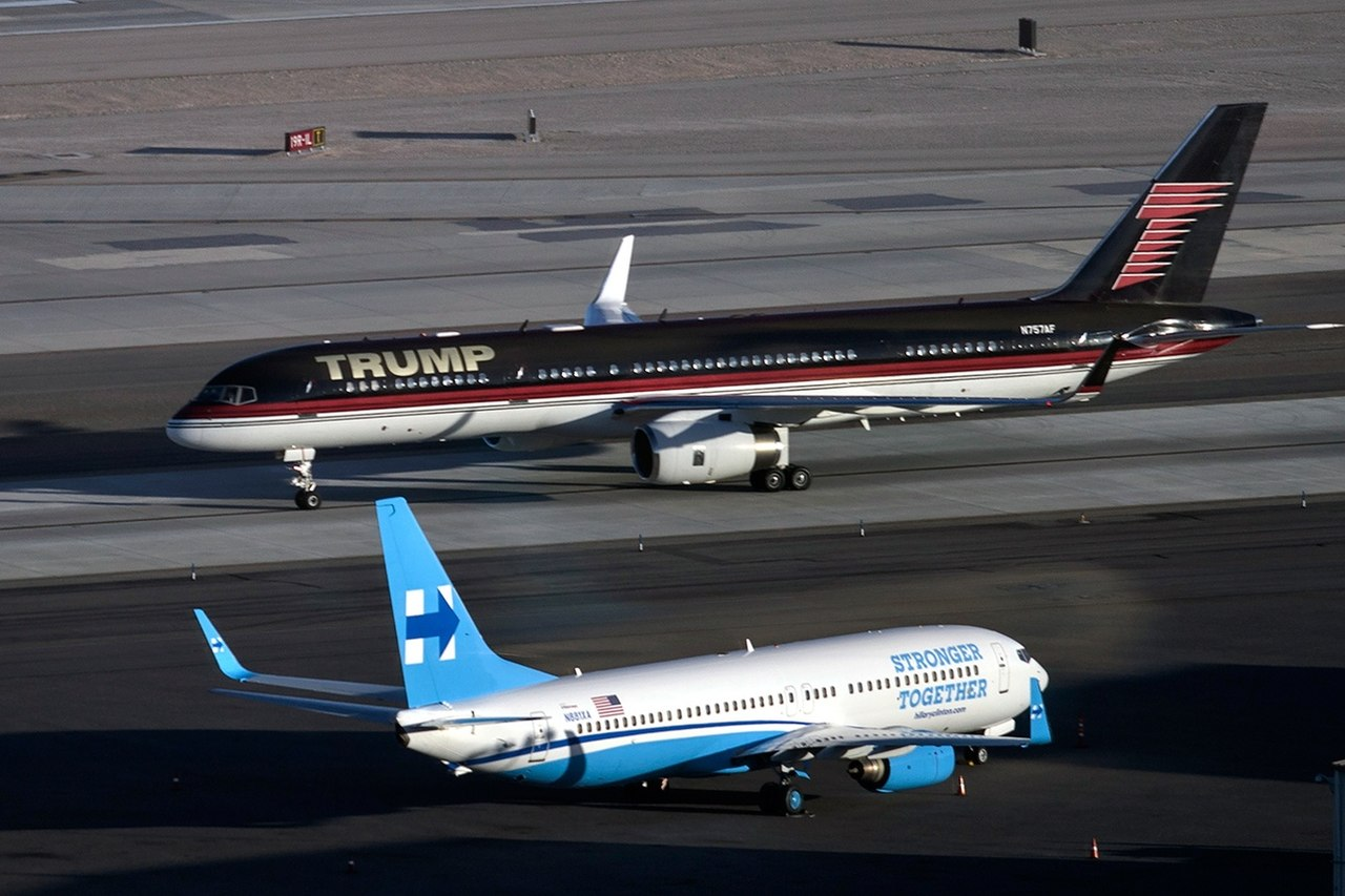 Trump and Clinton. - , Donald Trump, Hillary Clinton, Boeing 757