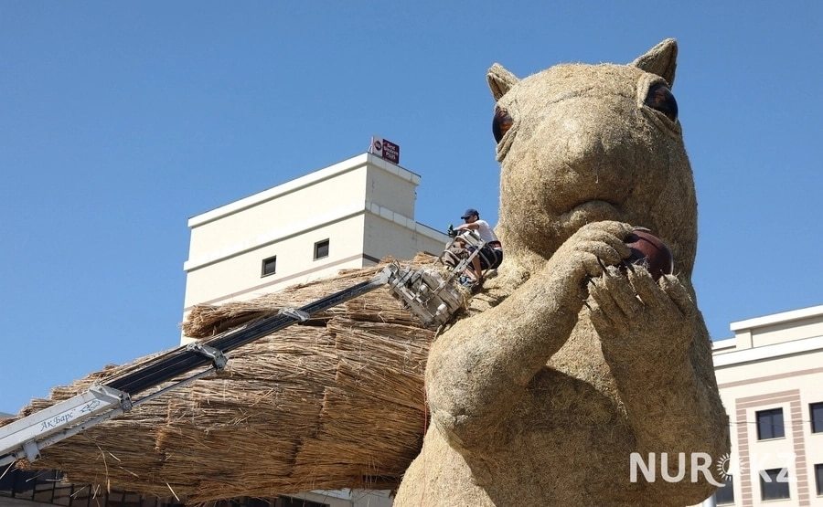 Huge squirrel shocked Almaty residents (photo) - Squirrel, Almaty, news, The photo, Sculpture, Art object, Nurkz, Longpost