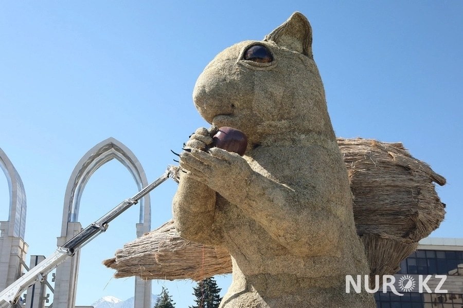 Huge squirrel shocked Almaty residents (photo) - Squirrel, Almaty, news, The photo, Sculpture, Art object, Nurkz, Longpost