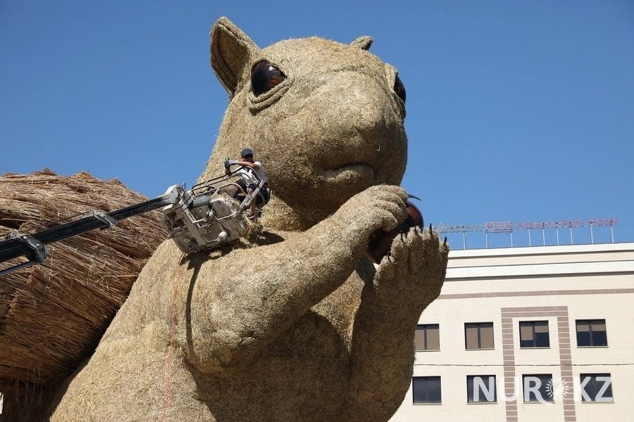 Huge squirrel shocked Almaty residents (photo) - Squirrel, Almaty, news, The photo, Sculpture, Art object, Nurkz, Longpost