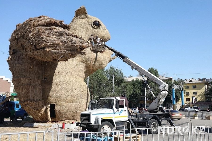 Huge squirrel shocked Almaty residents (photo) - Squirrel, Almaty, news, The photo, Sculpture, Art object, Nurkz, Longpost