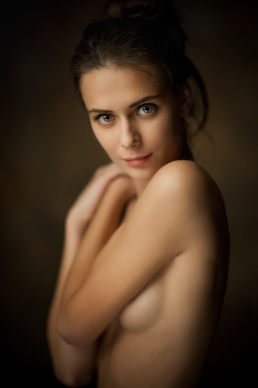 Charming eyes - NSFW, Strawberry, The photo, Beautiful girl, Portrait, Nudity, Eyes, Sight