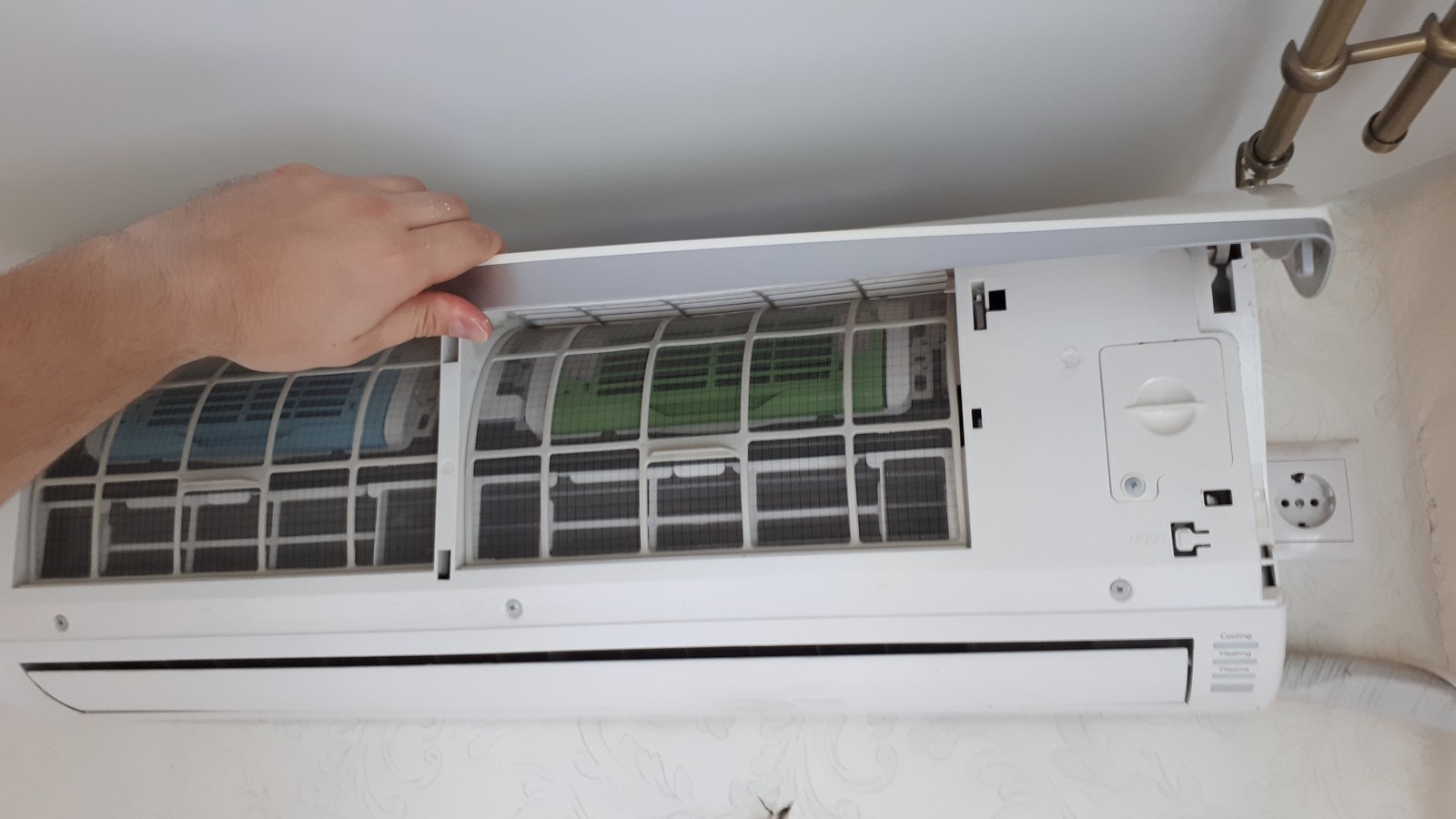 Cleaning filter on lg air conditioner