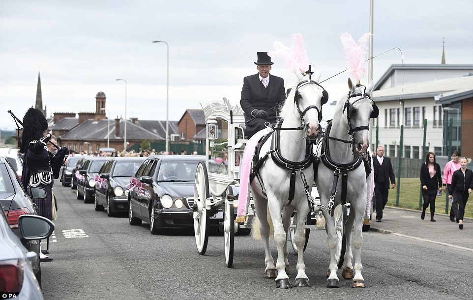 The funeral of a murdered 6-year-old girl from a small Scottish island - Funeral, The crime, Girl, Scotland, Murder, Изнасилование, Pedophilia, Longpost, Negative