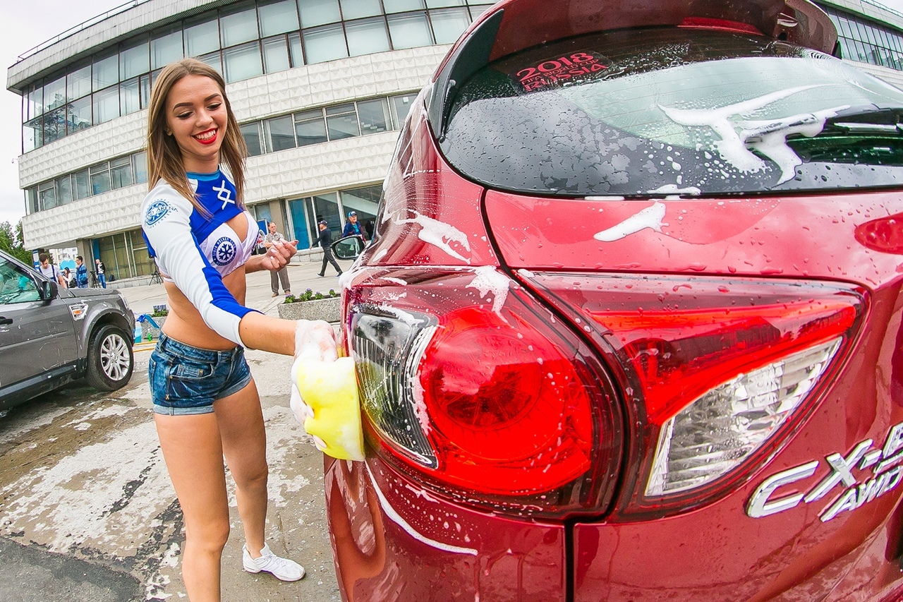 Group wash. Фанатка машин. Хк Сибирь моет машины. Автомойка хк Сибирь. Девочки моют авто.