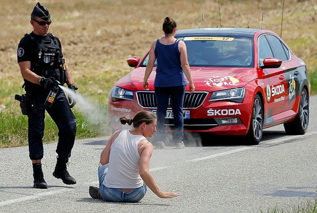 The French gendarmes who came to disperse the rally of farmers were in a bad mood) - France, Gendarme, Sportsru