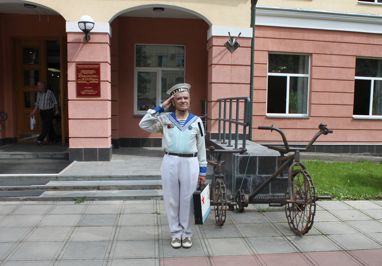 Модники йошкар ола. Вятский модник Киров. Кировский модник Виктор Казаковцев. Кировский модный дед. Вятский модник фото.