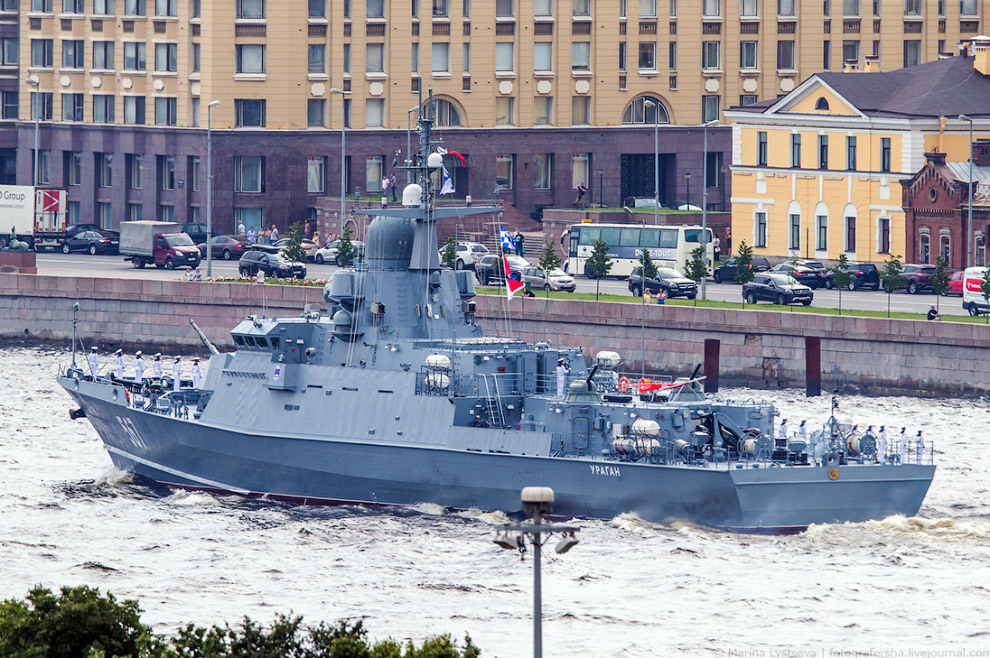 Дату первой дневной разводки мостов из-за репетиции парада ВМФ перенесли на 18 июля