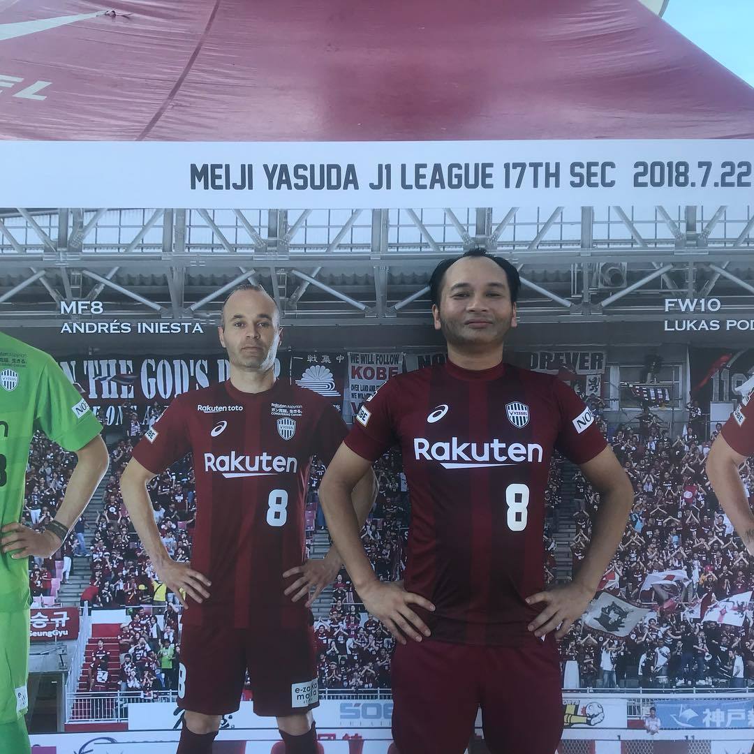 While the real Iniesta is injured, he was issued a double from aliexpress - Andres Iniesta, Barcelona, Japan, Game, Doubles, Longpost, Barcelona city