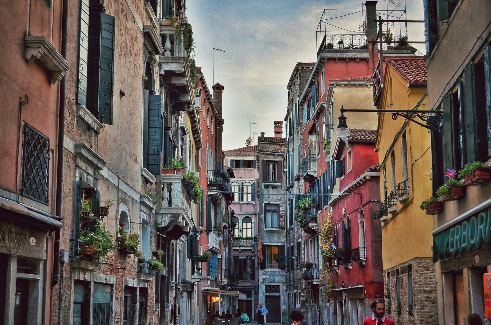 Five years ago, walking around Venice with a camera, I came across a stenciled graffiti of dead sailors from the Kursk in some alley ... - My, Kursk, Memory, Venice, The photo, Sailors, Submariners, Tragedy