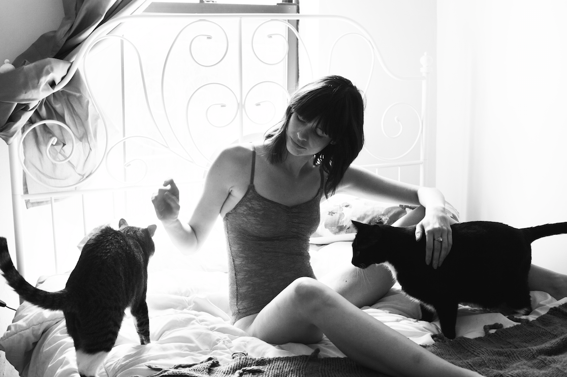 Девки спорили. Женщина с котом. Независимая девушка. Красивая и независимая женщина. Девушка с двумя котами.