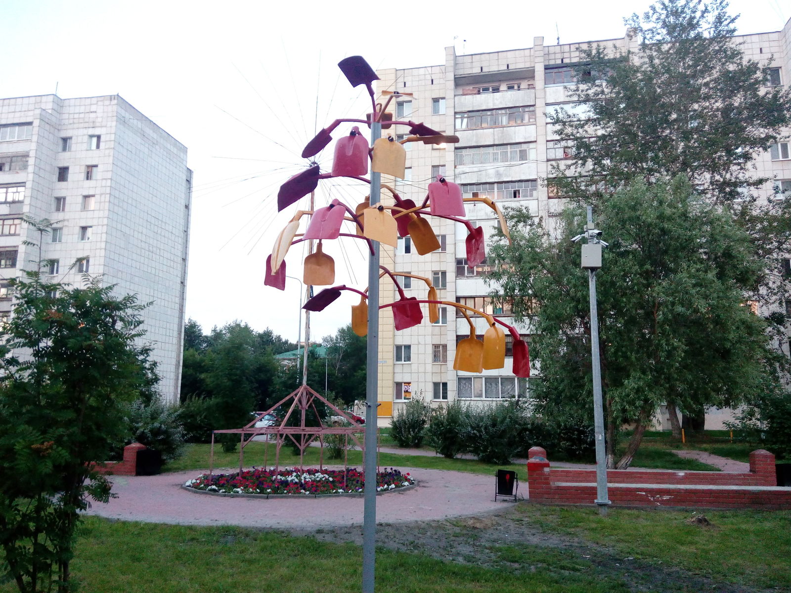 Tree in the park - My, Tyumen, I do not understand, The photo, Shovel, Tree, Square, Urban environment