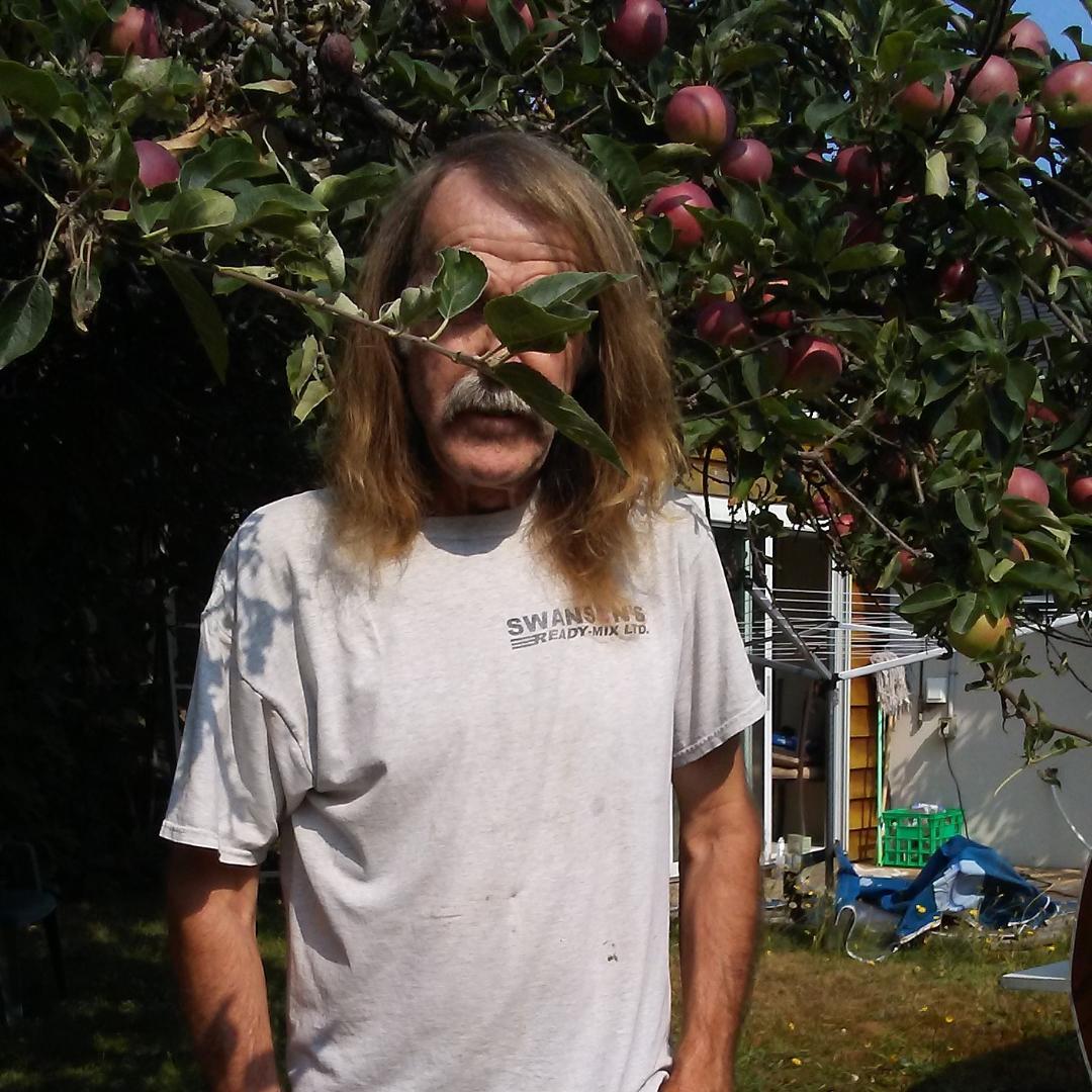 Portrait of a friend under an apple tree - My, Apple tree, Portrait, The photo, Accident