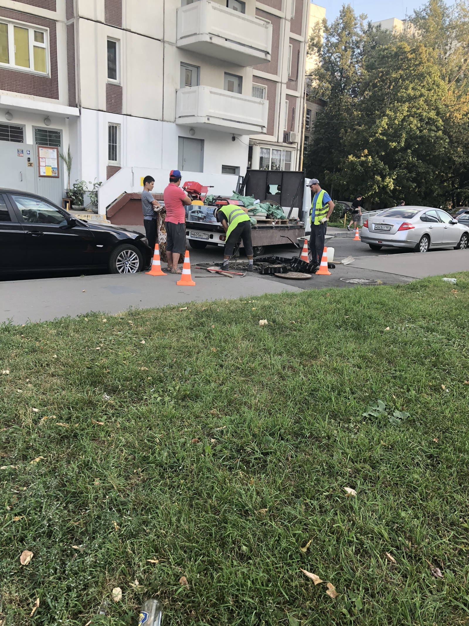 How expensive cars are protected from roadwork damage... - My, Danger, Two heroes, Moscow, Car, BMW 8, My, Road works, Longpost