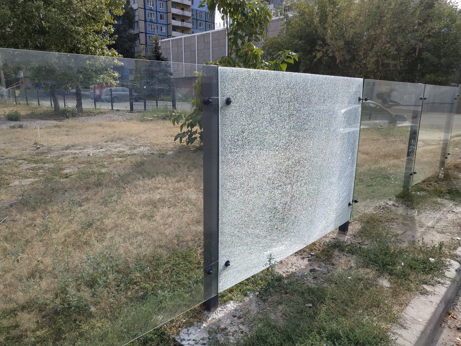 Стеклянный забор в спальном районе | Пикабу