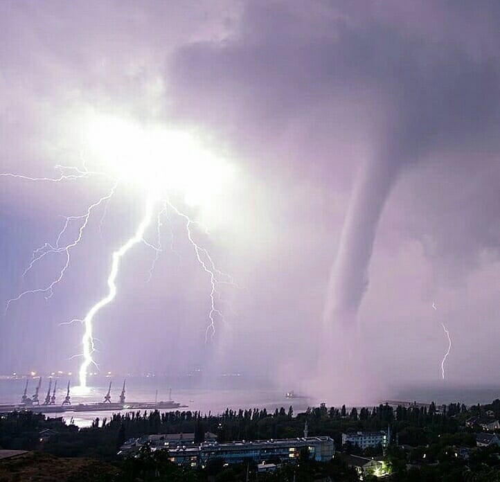 Легкий ветерок, колышит арматуру... | Пикабу
