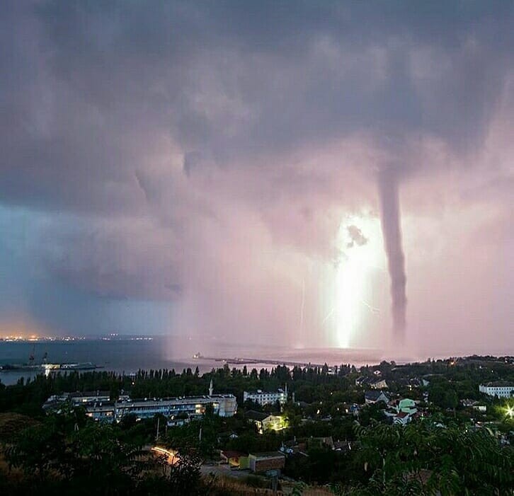 Легкий ветерок, колышит арматуру... | Пикабу