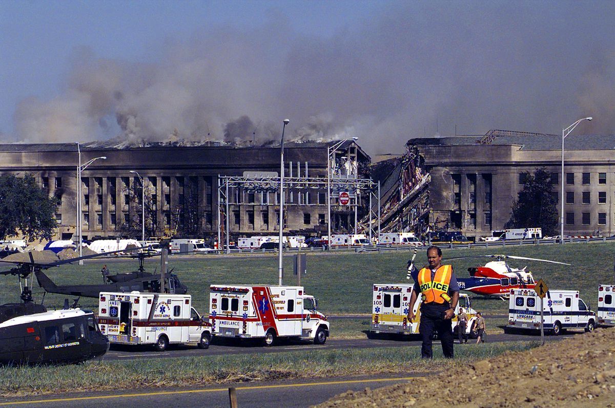 9 августа 2001. Пентагон США терракт 2001. Пентагон 9 сентября 2001. Пентагон 11.09.2001. 11 Сентября 2001 здание Пентагона.