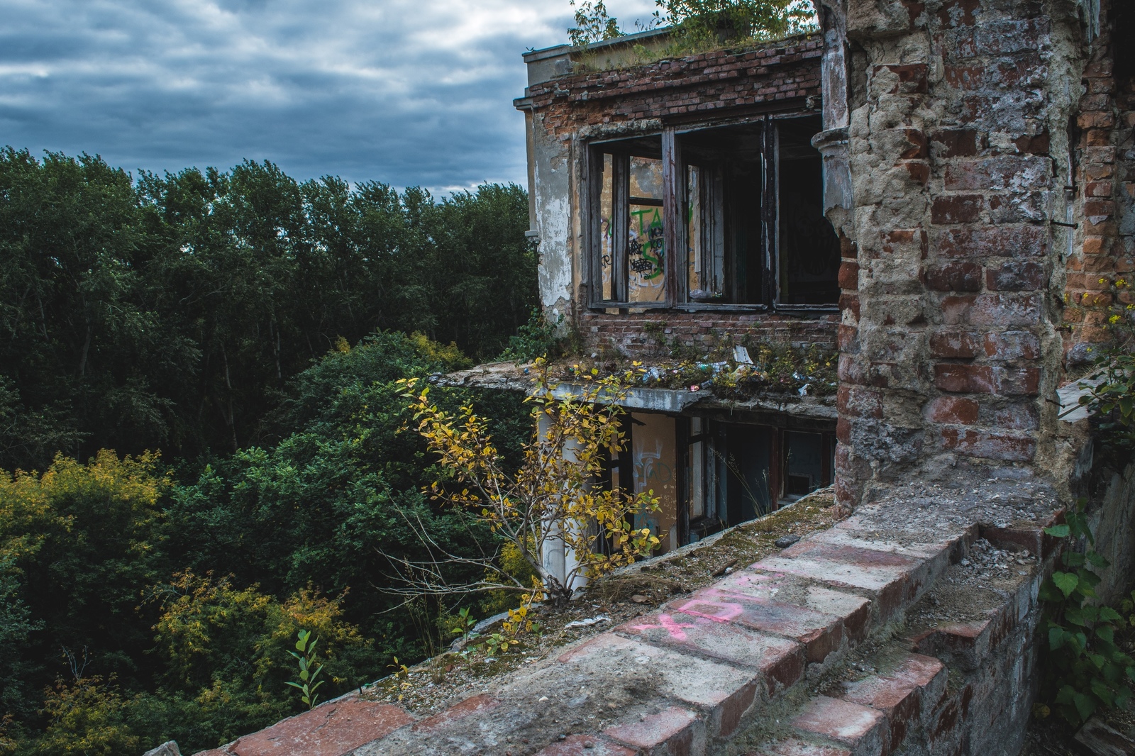 Мертвая больница. - Моё, Фотография, Архитектура, Длиннопост, Заброшенное