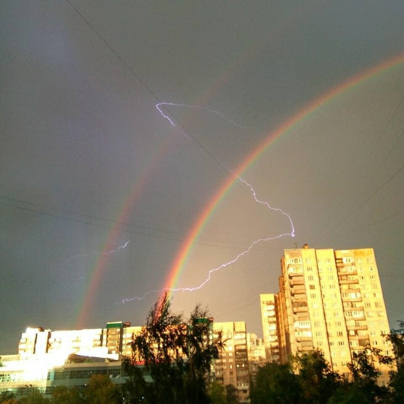 Нормальное явление. Радужная молния в природных явлениях. Погодные явления в Моск. Природные явления в Санкт-Петербурге. Радуга в мае явление.