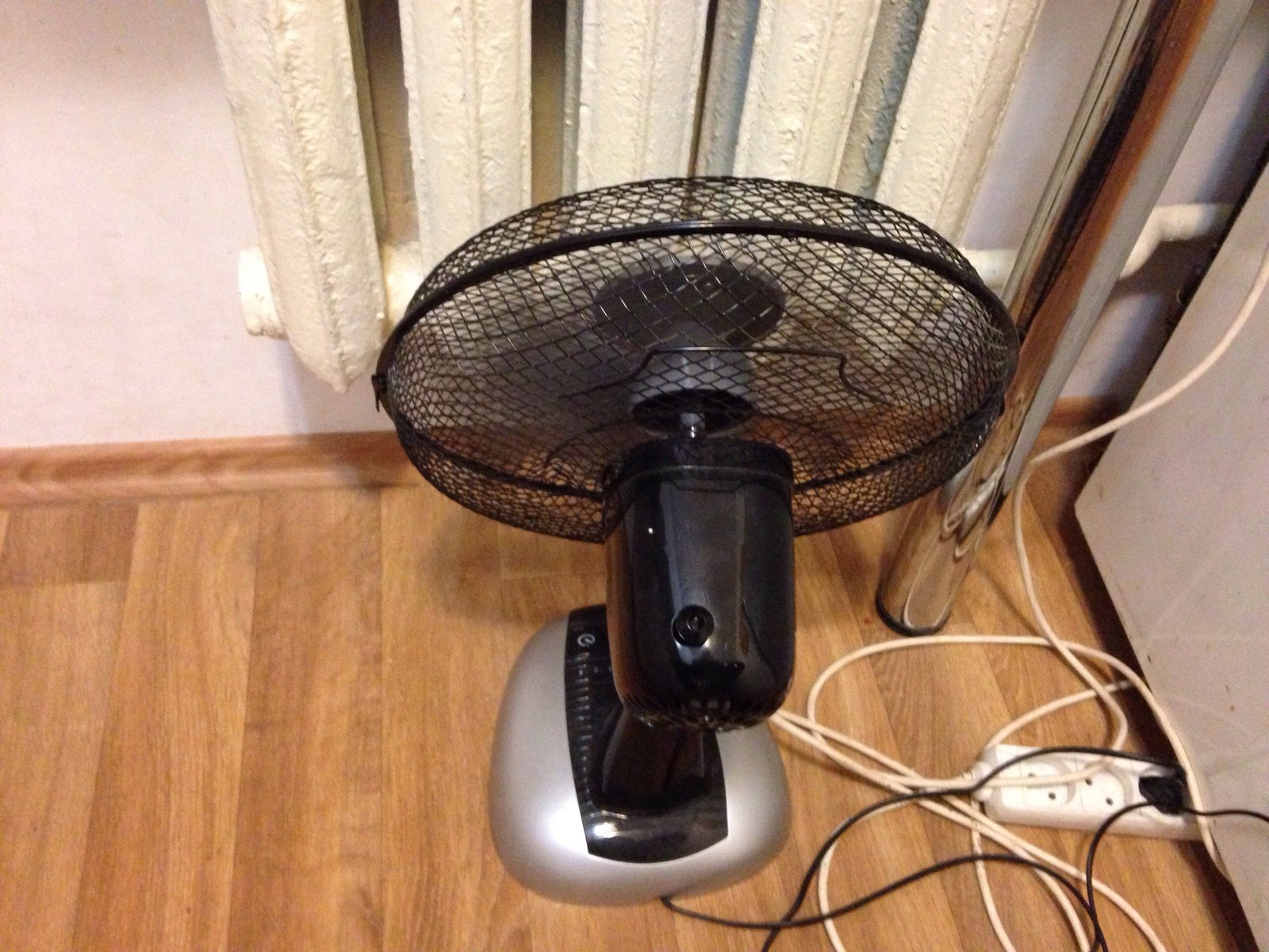 Обогреть квартиру. Вентилятор на батарею отопления. Радиатор с вентилятором для отопления. Тепловые батареи с вентилятором. Вентилятор под радиатор отопления.
