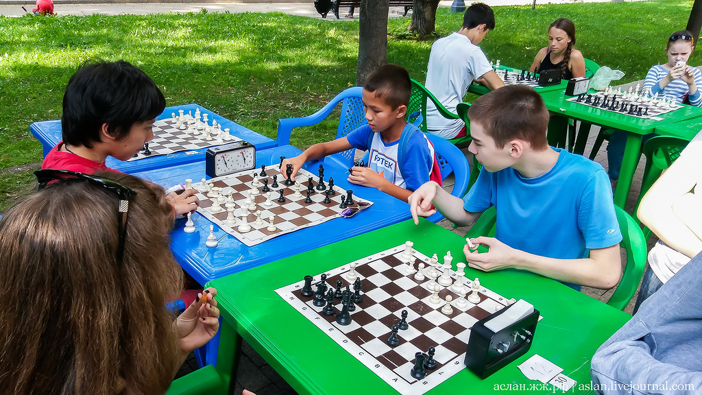 Москва поиграть в игры. Игра в шахматы на улице. Подростки играют в шахматы на улице. Дети играю в шахматы в парке. Фото игра в шахматы подростки.