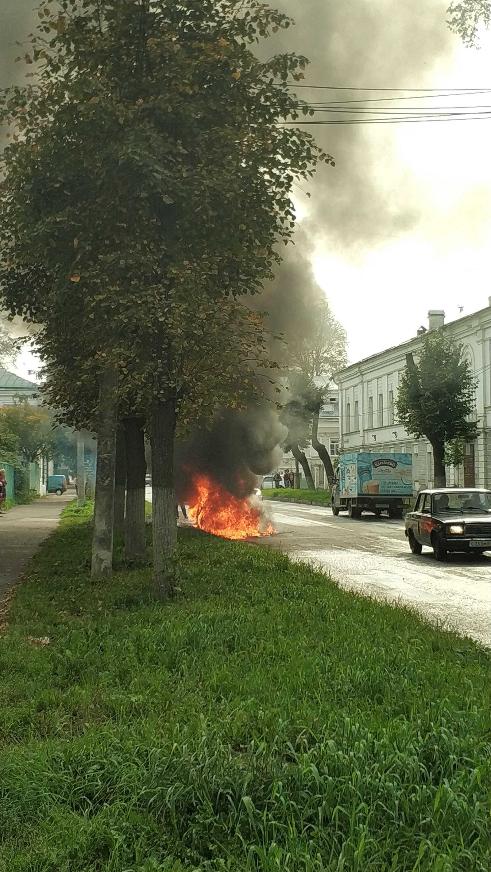 А у нас из окна.. - Моё, Пожар, Машина, Кострома, Горит, Длиннопост