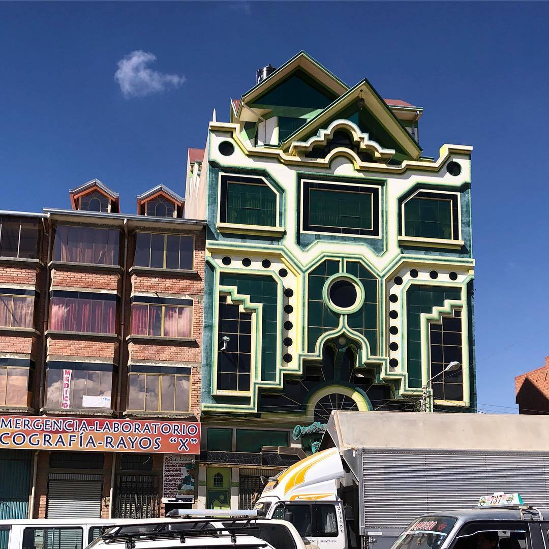 Разноцветные дома в Боливии Мамани, ЭльАльто, Боливии, более, яркие, считает, краски, нестандартные, именно, такие, радость, людям, приносят, архитектора, строительства, десяти, городе, домов, закончил, сейчас