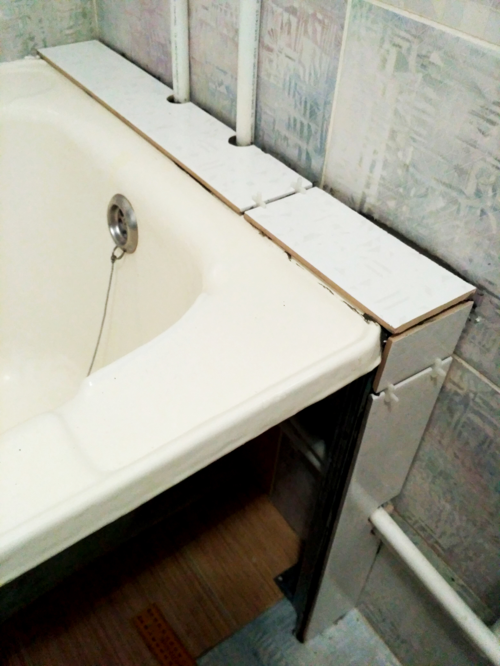 Полка между ванной и стеной