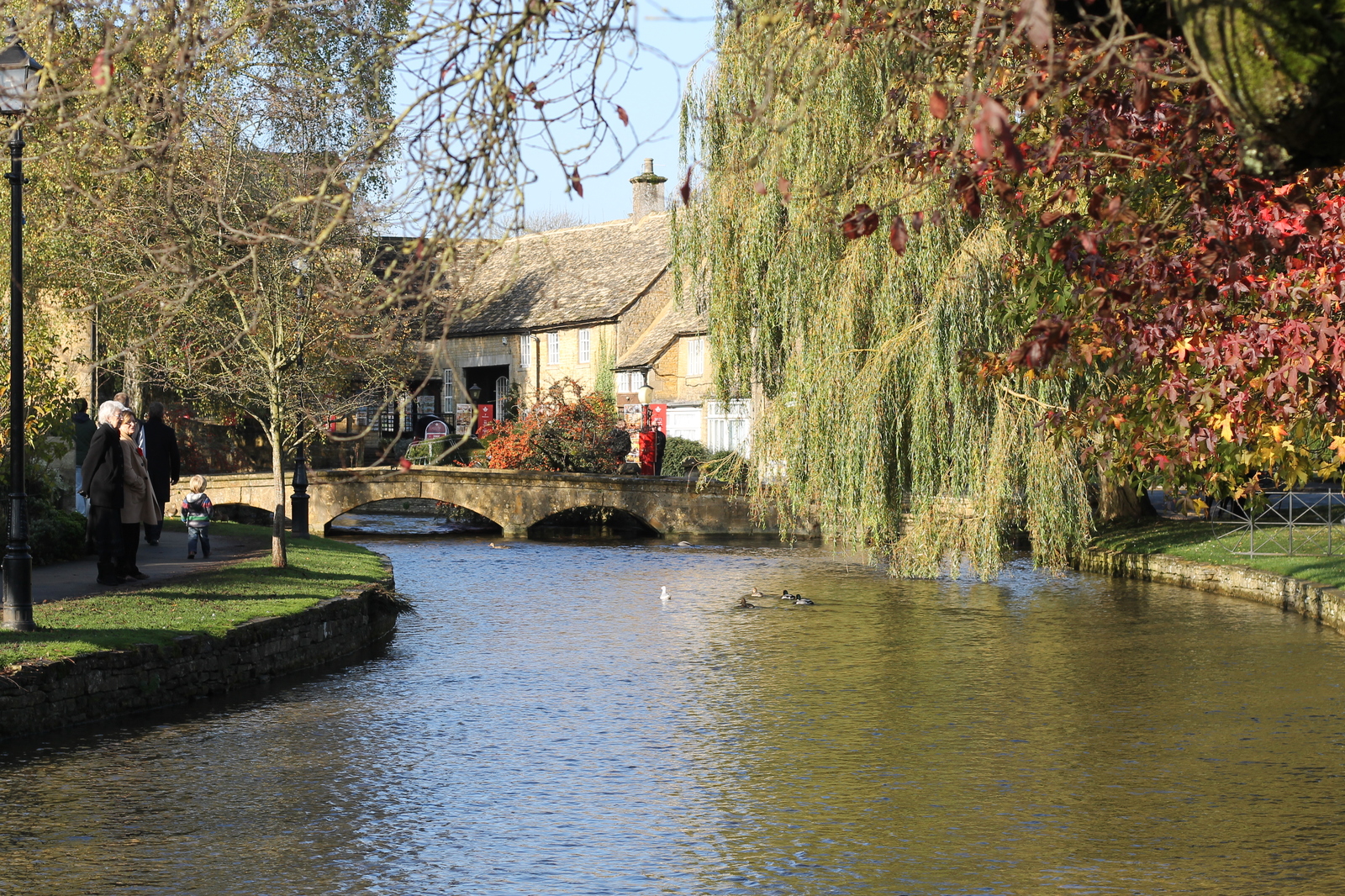 Upon the water. Bourton on the Water Англия. Буртон-он-зе-Уотер. Bourton-on-the-Water. Внешние водоемы Великобритании.