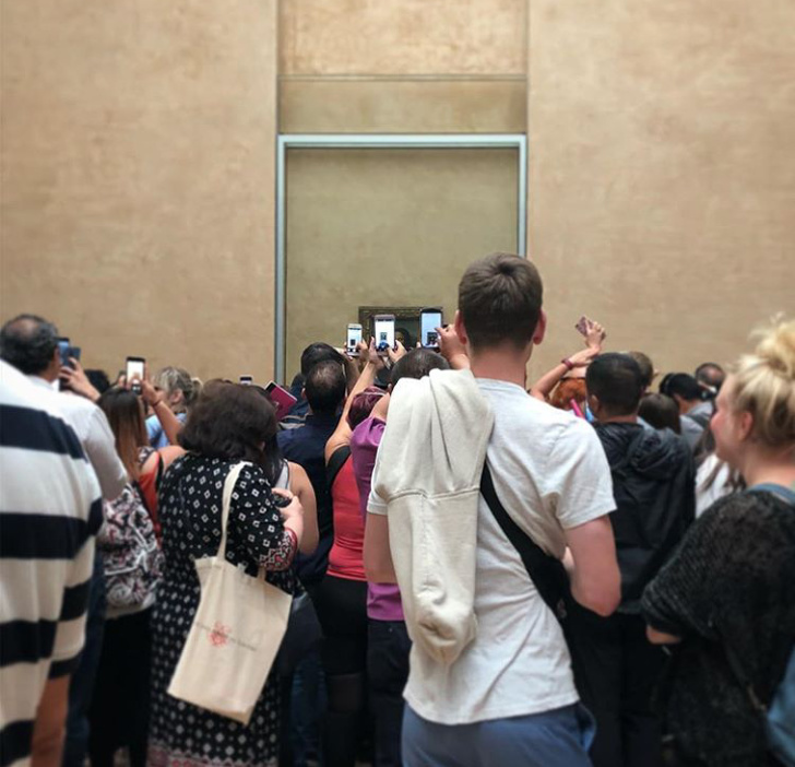 In the museum - Museum, Painting, Mona lisa, Crowd, Smartphone, Realities