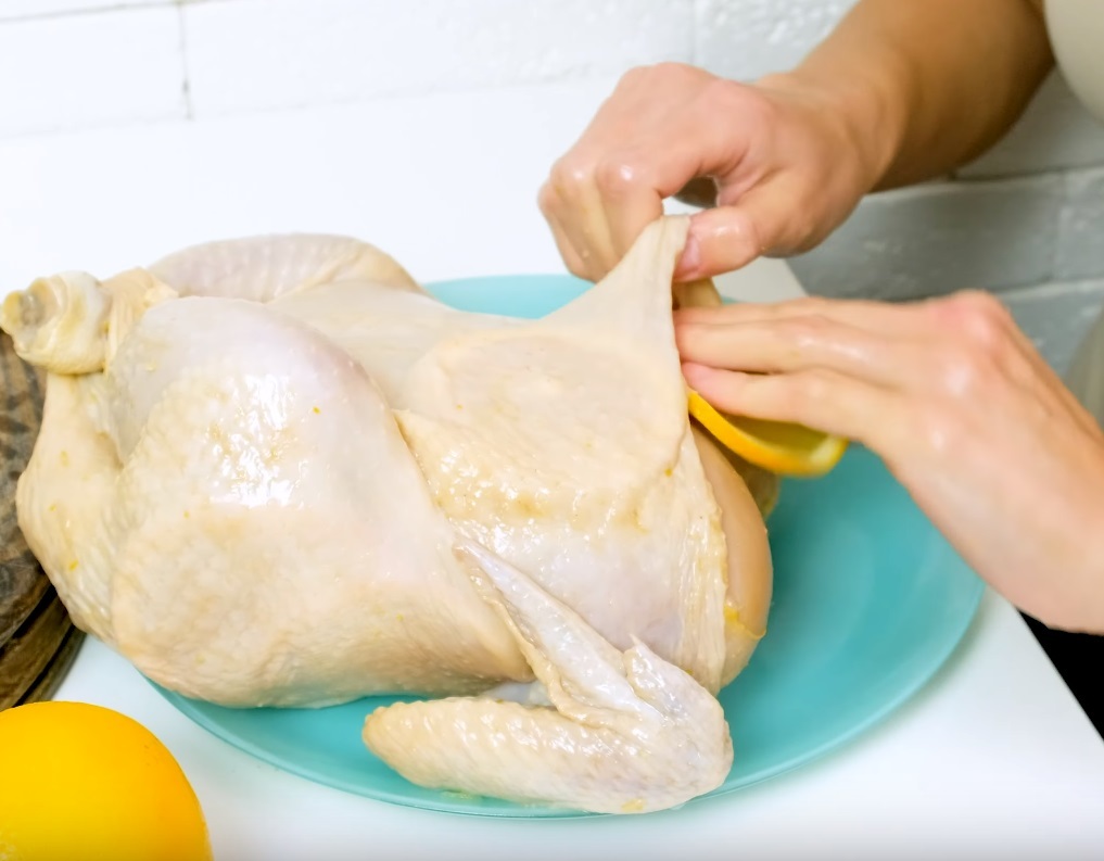 Праздничная курица. Способы выпекания курицы. Как приготовить курицу к празднику. Каким предметом набить курицу для запекания. Как стать курицей