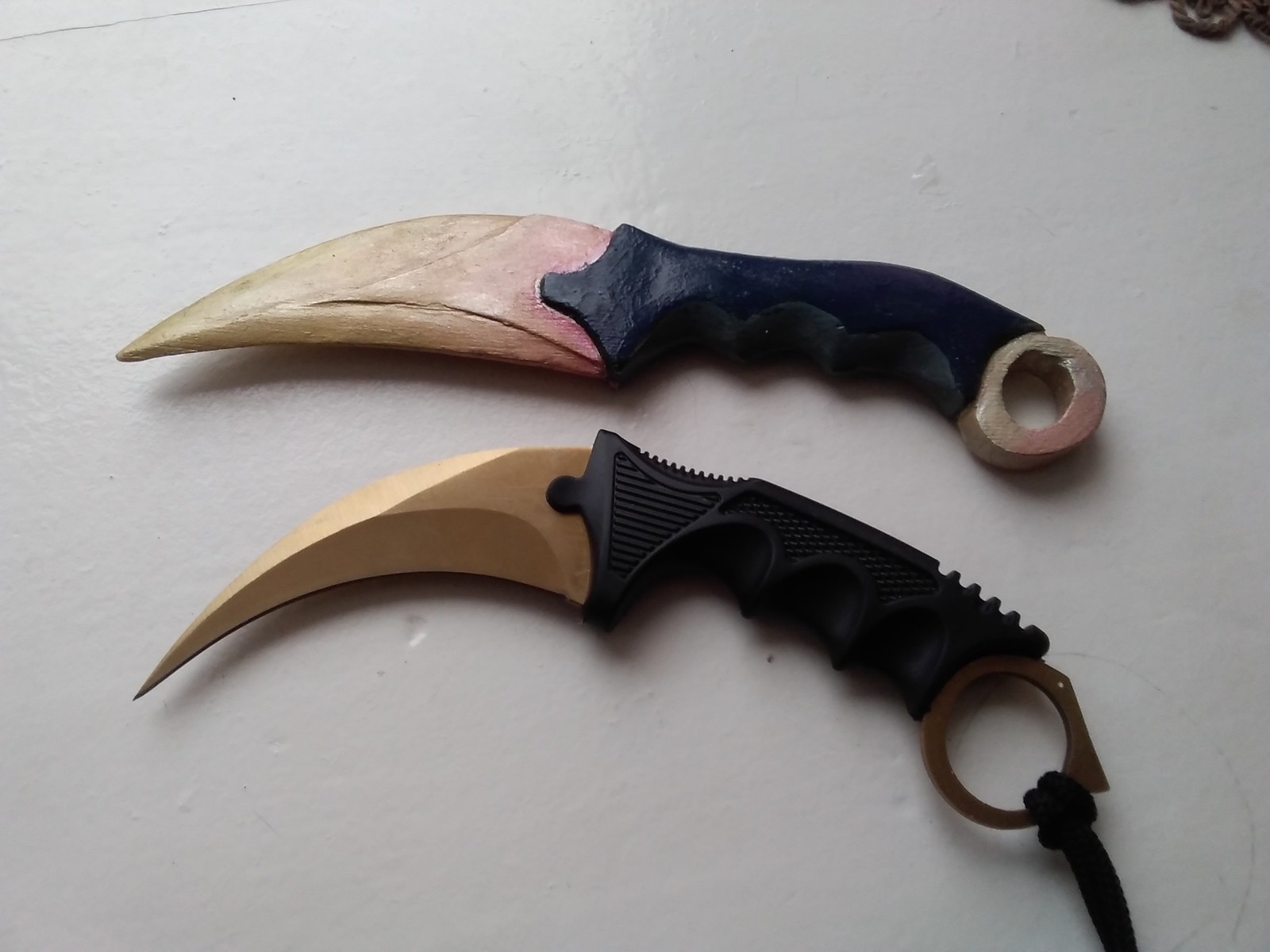 I made a small wooden karambit. Comparison with the real. - My, Homemade, Skins, Knife, Kerambit