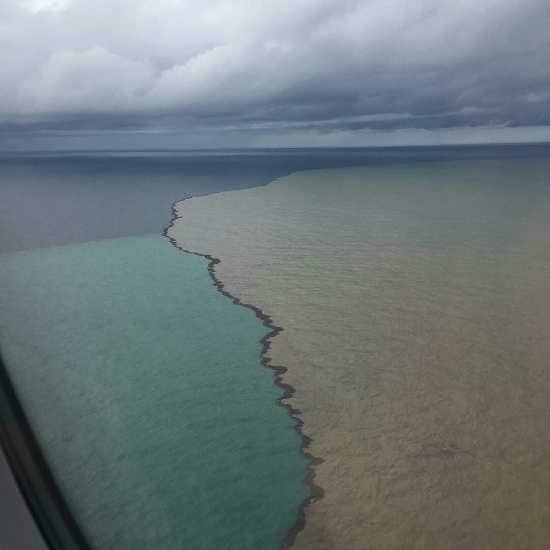 Наводнение в Краснодарском крае. Яркий контраст между морской и сильно  загрязненной речной водой у побережья Адлера, 25 октября 2018. | Пикабу