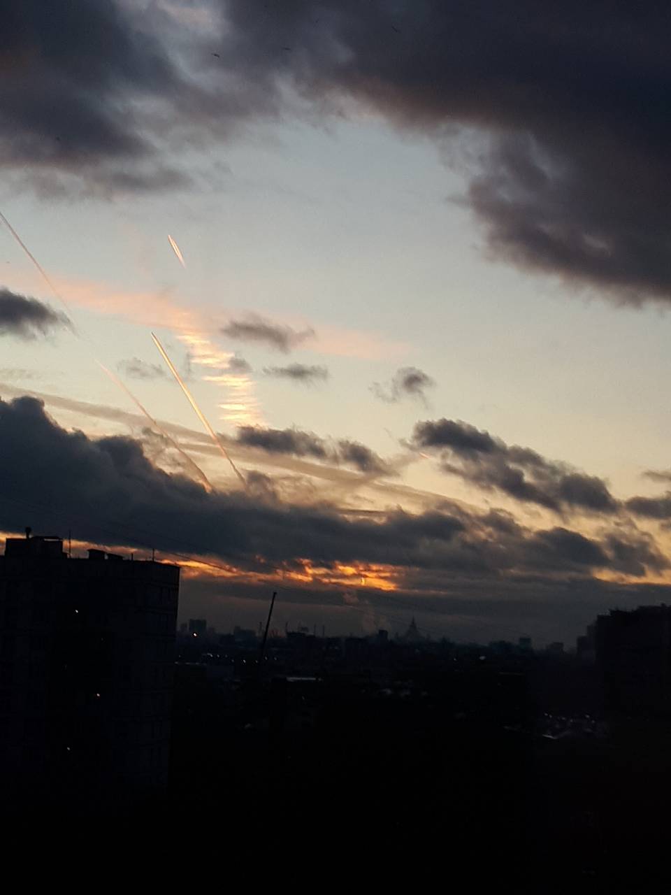 What's this? Rockets? - My, Rocket, What's this?, Longpost, Moscow, Airplane, Condensation trail