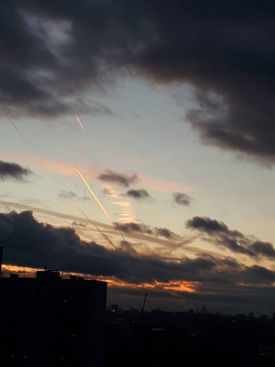 What's this? Rockets? - My, Rocket, What's this?, Longpost, Moscow, Airplane, Condensation trail