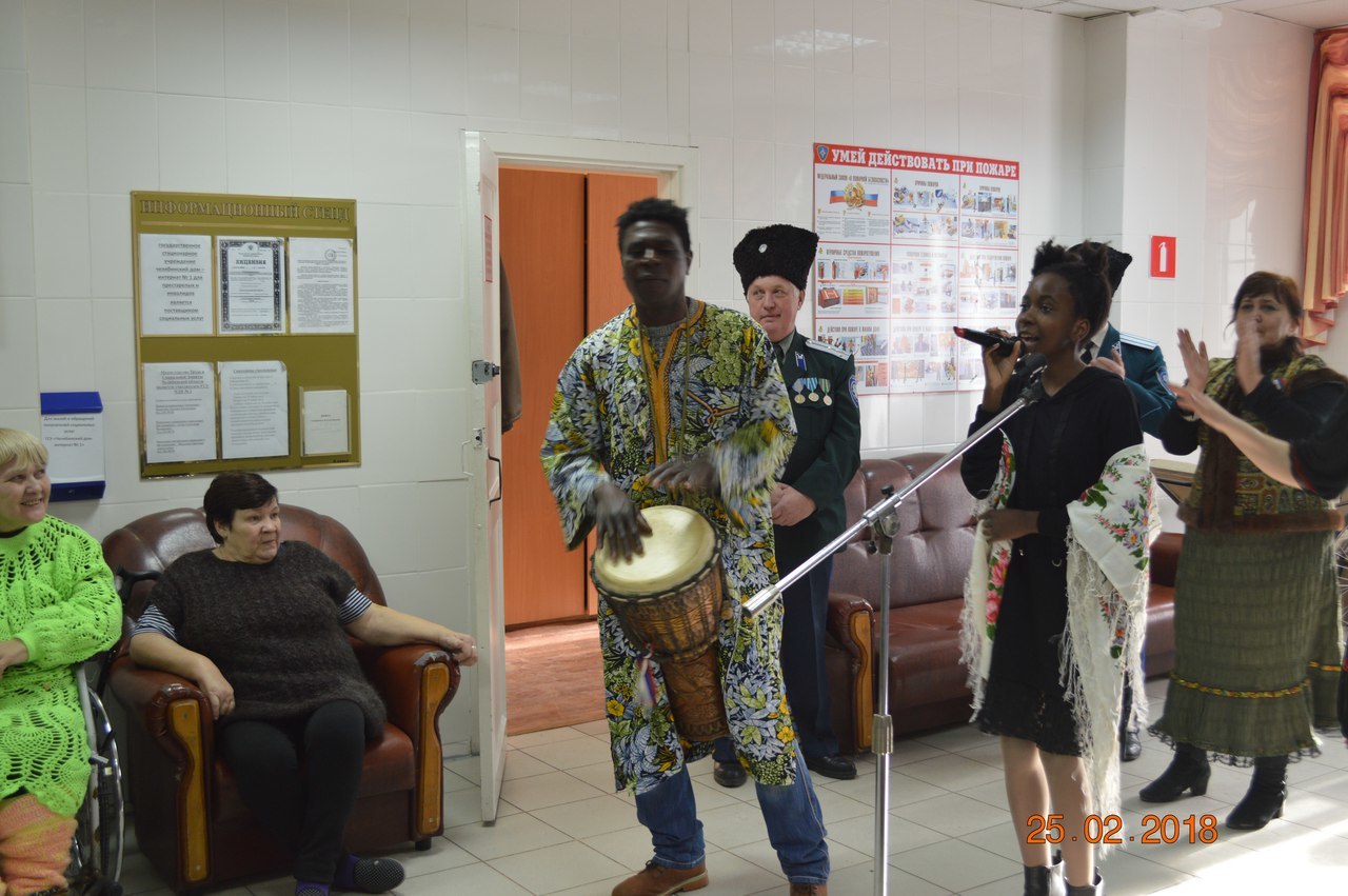 Чернокожий музыкант из Анголы ремонтирует квартиры в Челябинске, а на досуге устраивает бесплатные праздники в домах престарелых и инвалидов | Пикабу