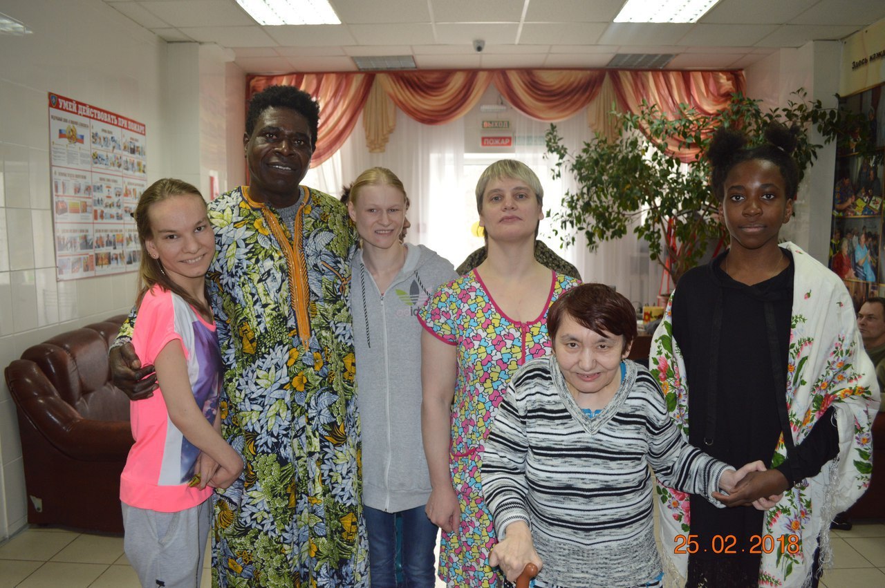 A black musician from Angola renovates apartments in Chelyabinsk, and in his spare time arranges free holidays in nursing homes and disabled people - Charity, Black, Dancing, Chelyabinsk, Longpost, Positive, Blacks