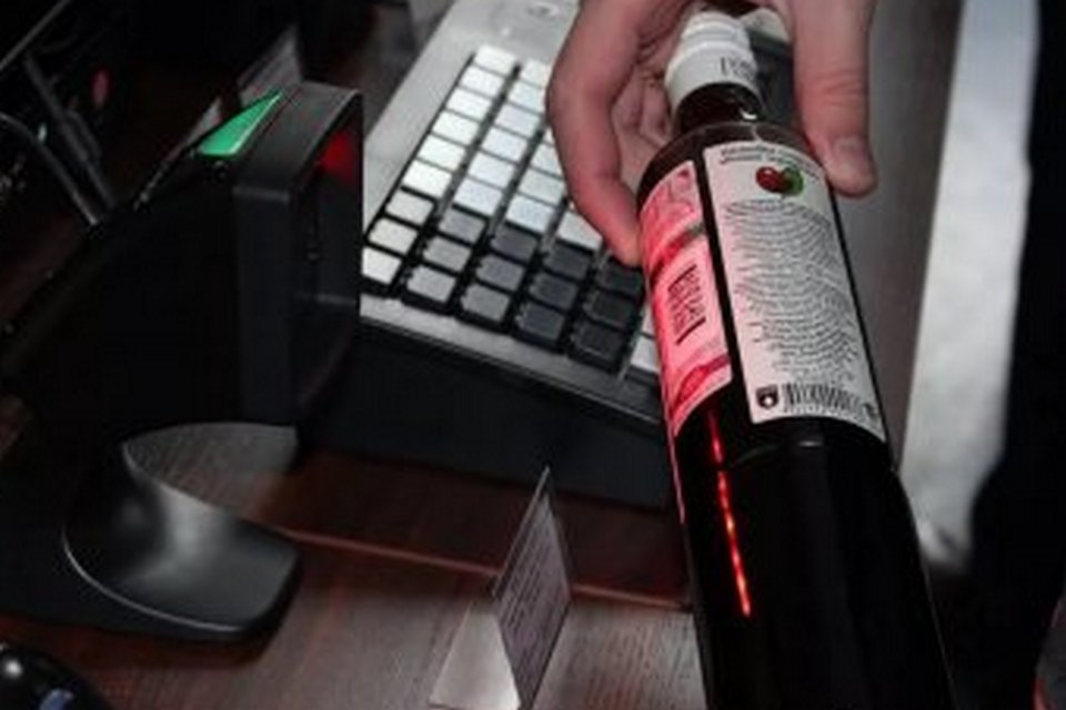 сканер алкоголя. с бутылкой вина на кассе. сканер в аптеке. кассовый аппарат на алкоголь. отсканировать бутылку.