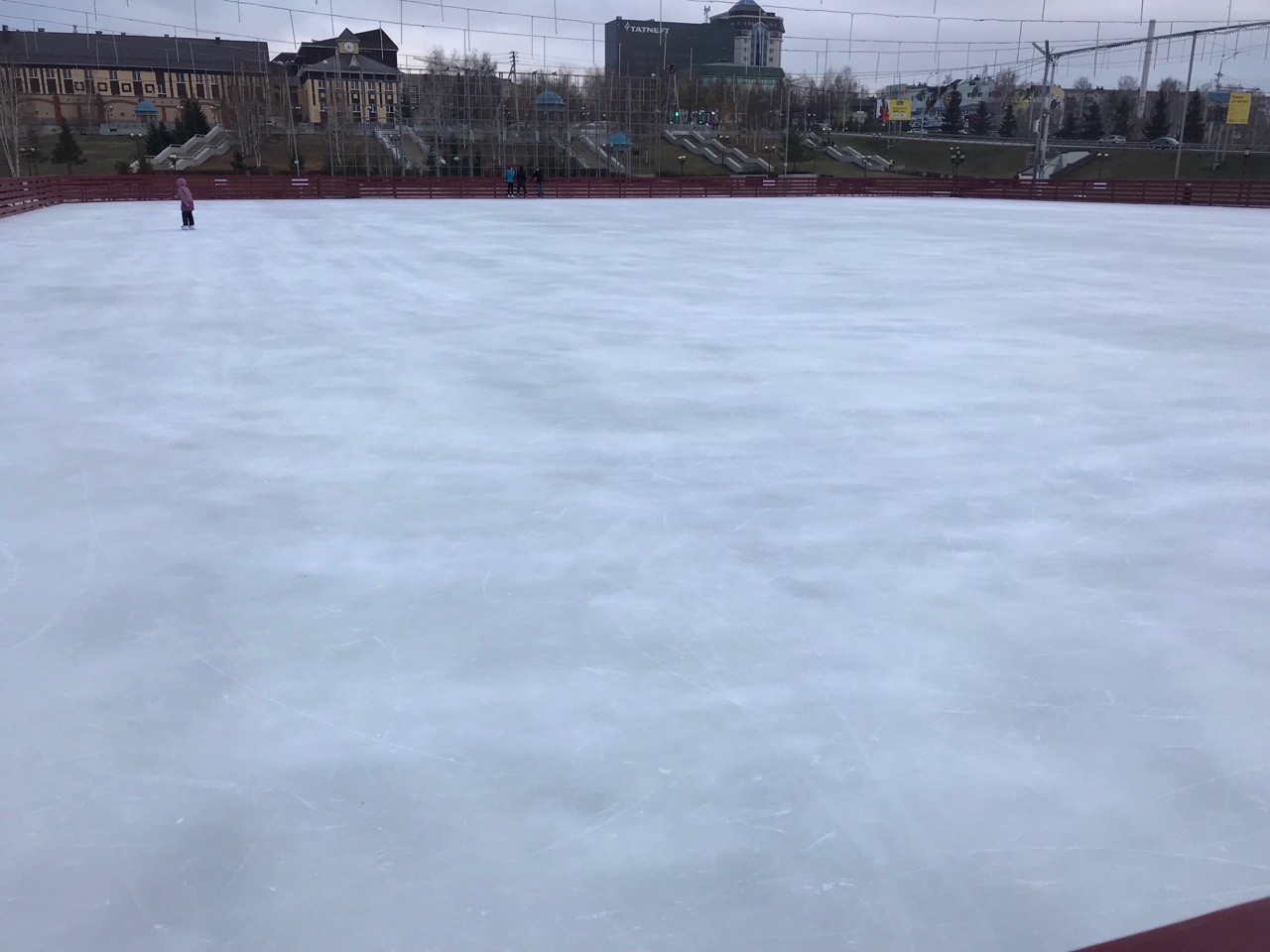 Каток альметьевск парк. Альметьевский каток. Городской парк Альметьевск каток. Резина для катка ледового. Лодейное поле каток Ледовый.