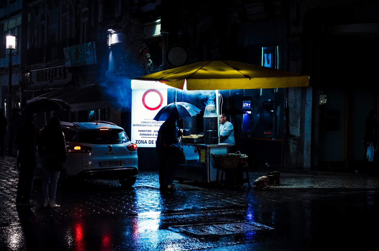 Street vendor in Porto. - My, Portugal, Beginning photographer, Rain, The photo, The street