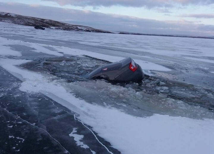 A car with Orenburg license plates fell through the ice in Bashkiria - Auto, River, Winter, Ice, State of emergency, Ministry of Emergency Situations, Video, Crash, Road accident