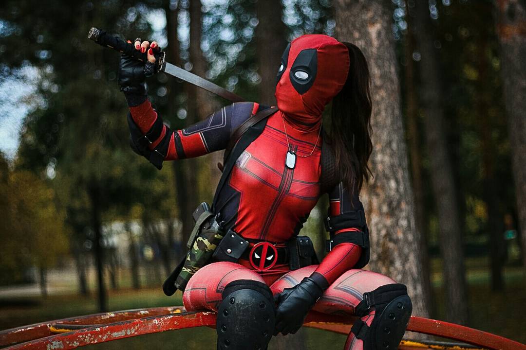 Deadpool. Плохой Дэдпул. Дэдпул образ. Дэдпул под пулями. Фотосессия в костюме Дедпула.