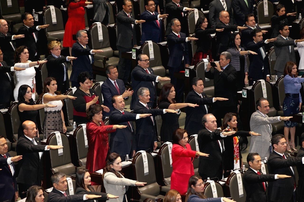 Парламент приветствует нового президента Мексики, 1 декабря 2018 года. - Мексика, Парламент, Приветствие, Политика, Из сети