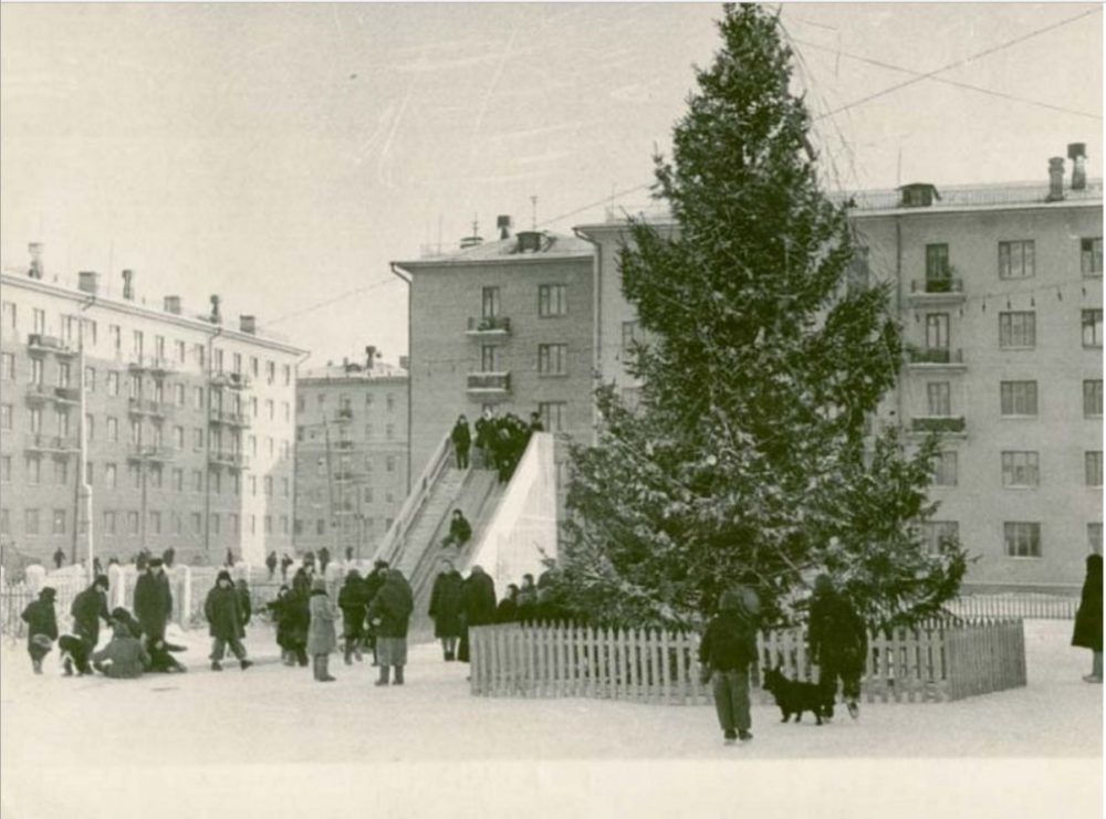 Новый Год в СССР (подборка фотографий) - СССР, Новый Год, Поздравление, Улица, Площадь, Дед Мороз, Люди, Подборка, Длиннопост