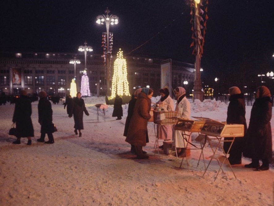 Новый Год в СССР (подборка фотографий) - СССР, Новый Год, Поздравление, Улица, Площадь, Дед Мороз, Люди, Подборка, Длиннопост