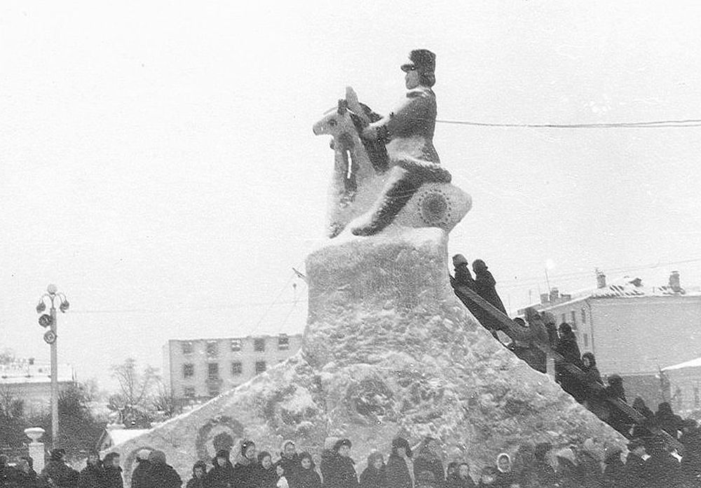 Новый Год в СССР (подборка фотографий) - СССР, Новый Год, Поздравление, Улица, Площадь, Дед Мороз, Люди, Подборка, Длиннопост